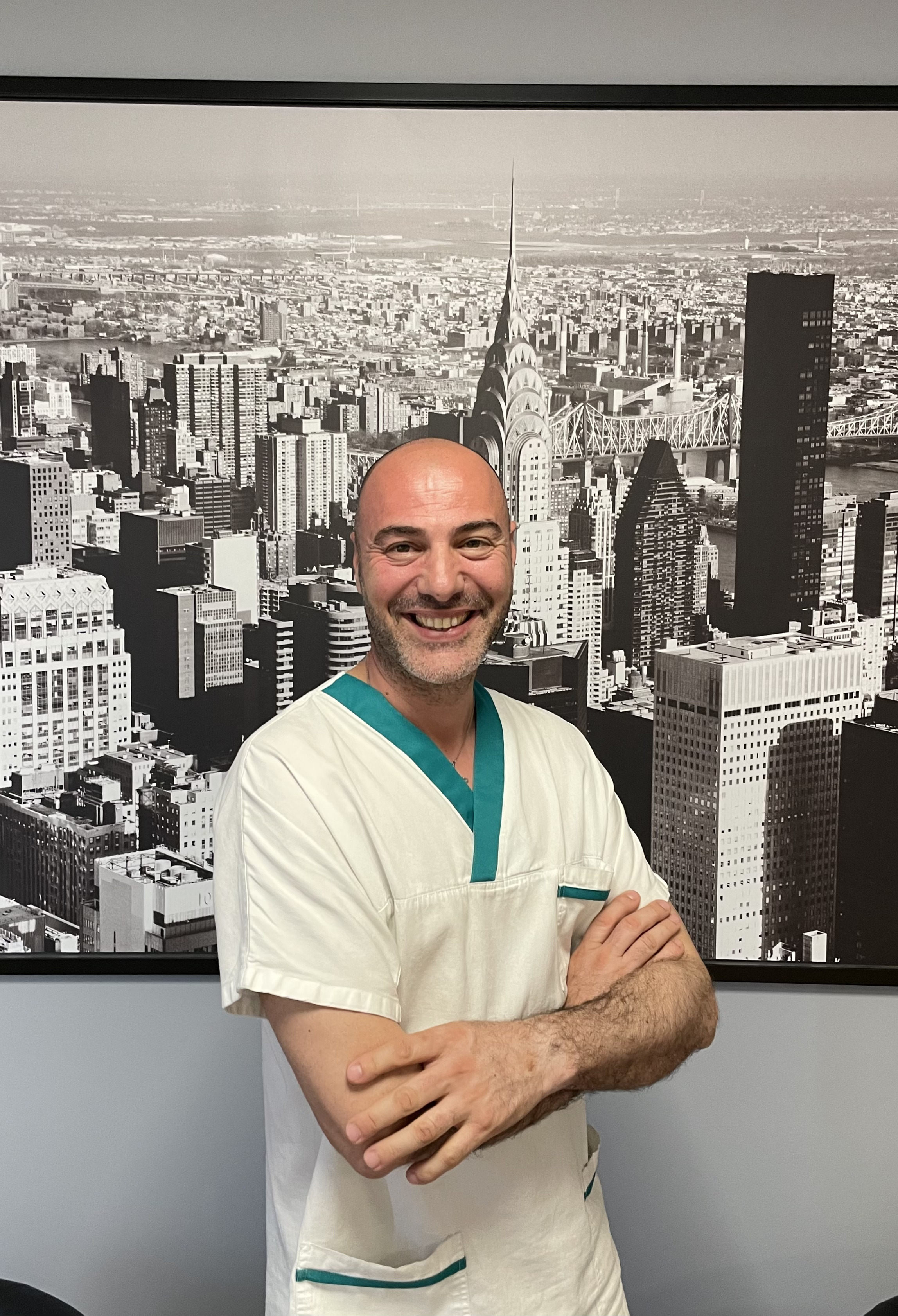 Diego Lazzaro in divisa professionale nel suo studio