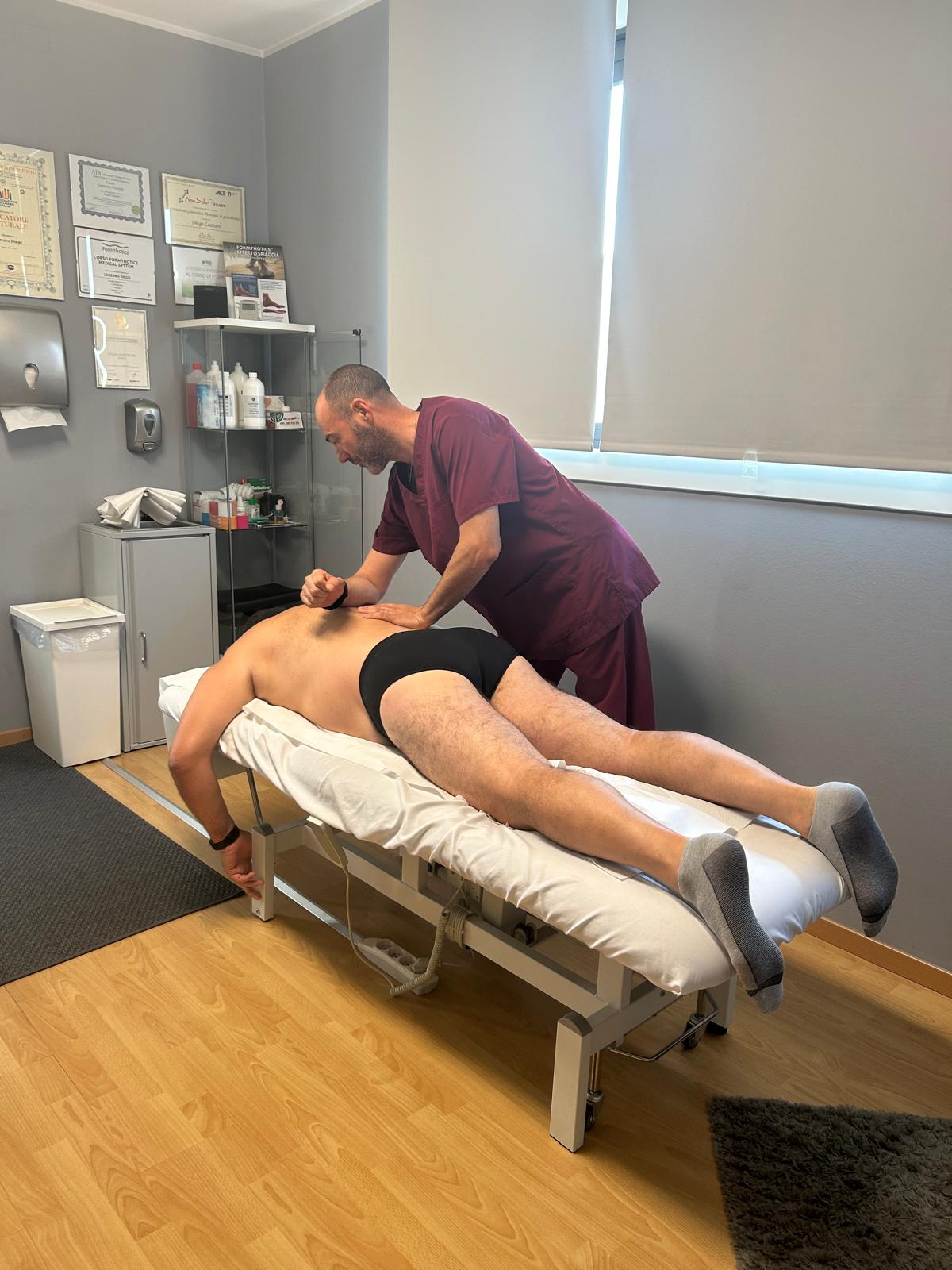 Diego Lazzaro durante un trattamento professionale