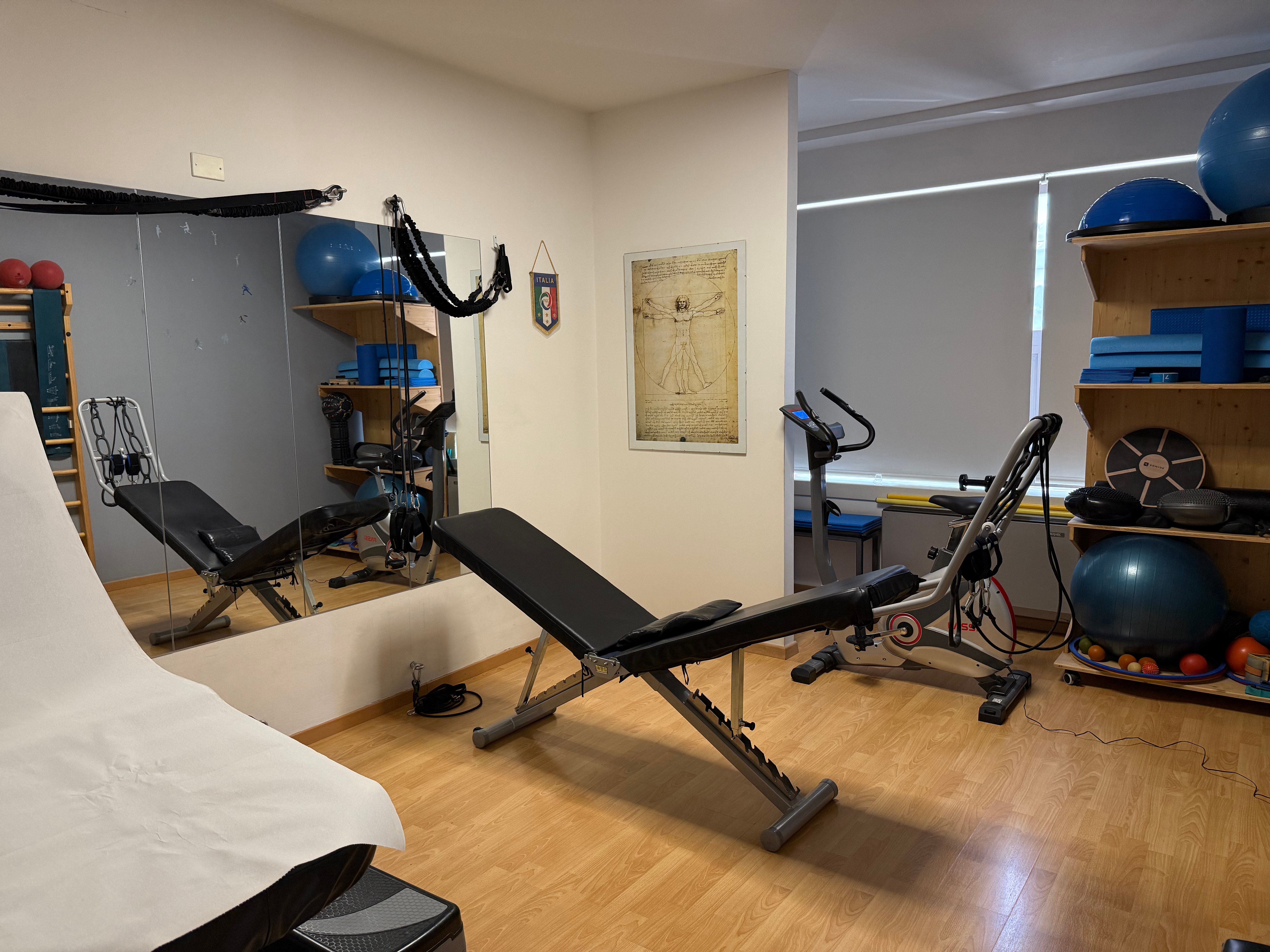 Sala riabilitazione con attrezzature